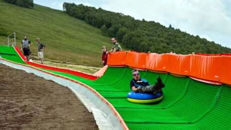 In Valsassina si scia tutto l’anno: pronta la nuova pista di tubing per scivolare in gommone sui prati