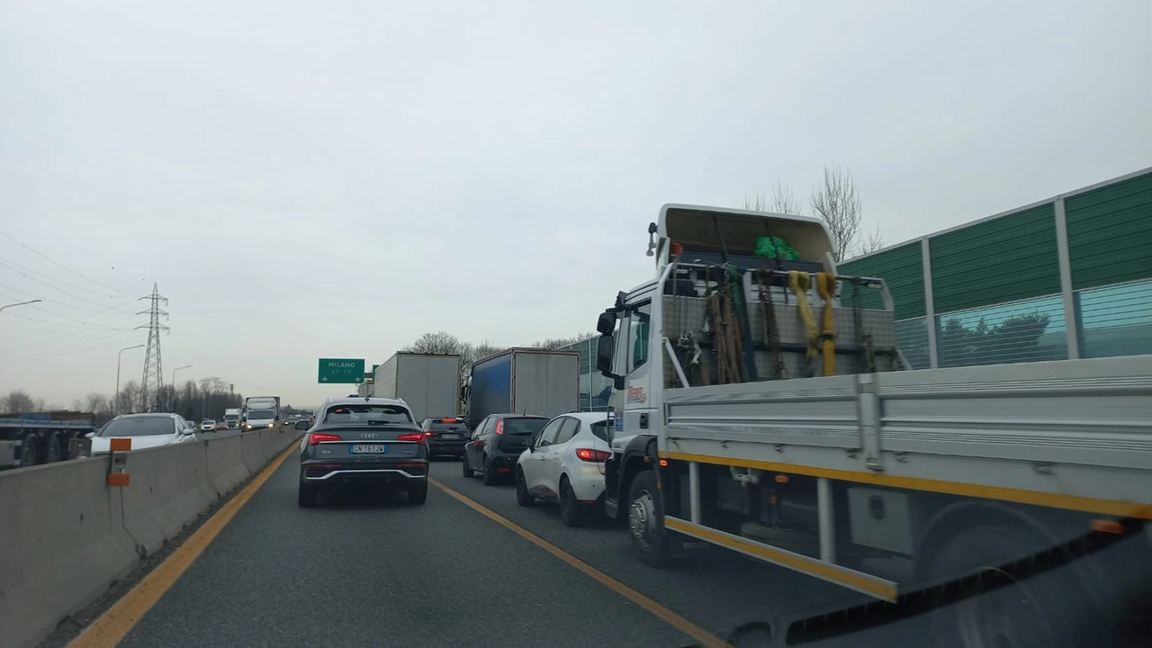 Mezzi a passo d'uomo sulla A8, l'Austostrada dei Laghi