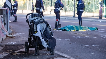 Milano, mamma di 34 anni uccisa da un camion mentre attraversa sulle strisce con i gemellini nel passeggino: arrestato l’autista