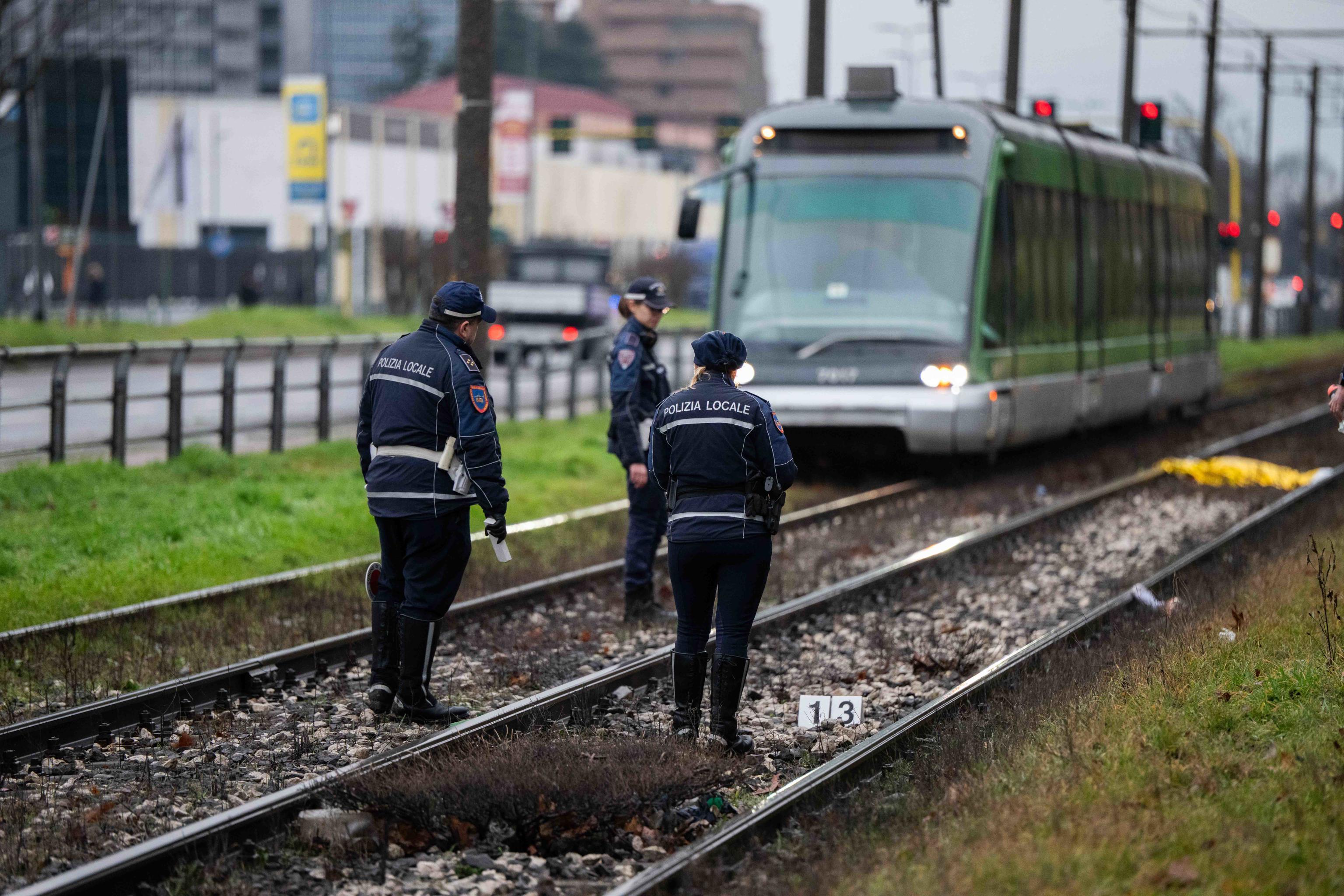 Investito sui binari in via dei Missaglia: Kevin era ancora vivo al passaggio del tram