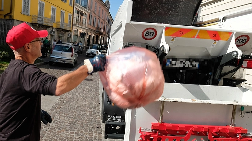 Chi ha esaurito i sacchi rossi dovrà tenere il pattume in casa oppure metterlo all’esterno in sacchi trasparenti per il consueto ritiro settimanale