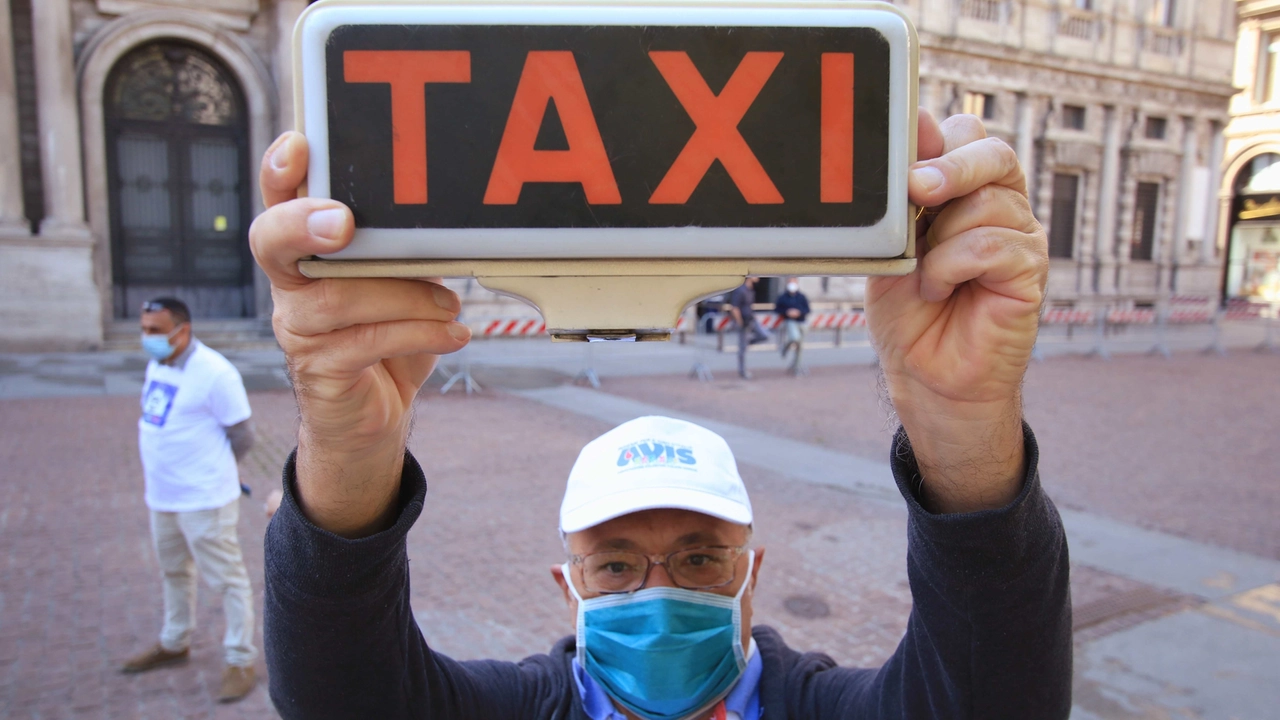 Una recente protesta dei tassisti in piazza della Scala davanti a Palazzo Marino