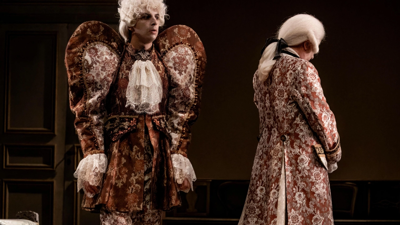 Ferdinando Bruni all’Elfo con “Amadeus“, tratto dal testo di Shaffer (come il film di Forman). Costumi Marras