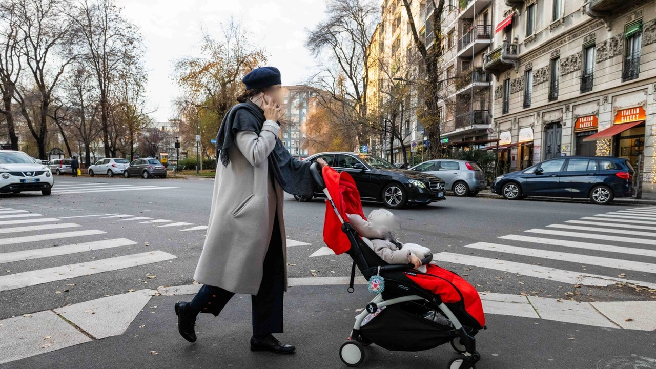 Una mamma con il passeggino in piazza Durante dove è avvenuto l'incidente