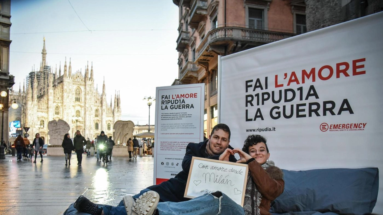 Una delle coppie che si è accomodata sul letto di Emergency (Foto Canella)