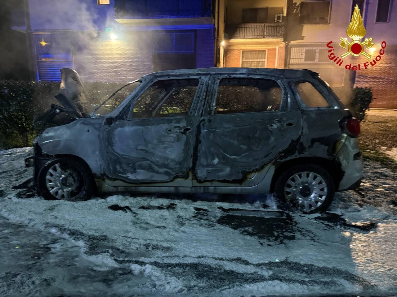 Lodi, auto parcheggiata in strada prende fuoco di notte: indagini in corso