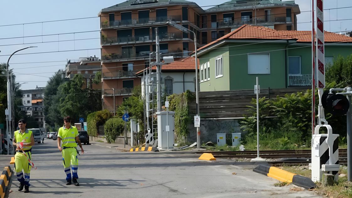 Donna travolta nella zona del passaggio a livello: circolazione dei treni in tilt