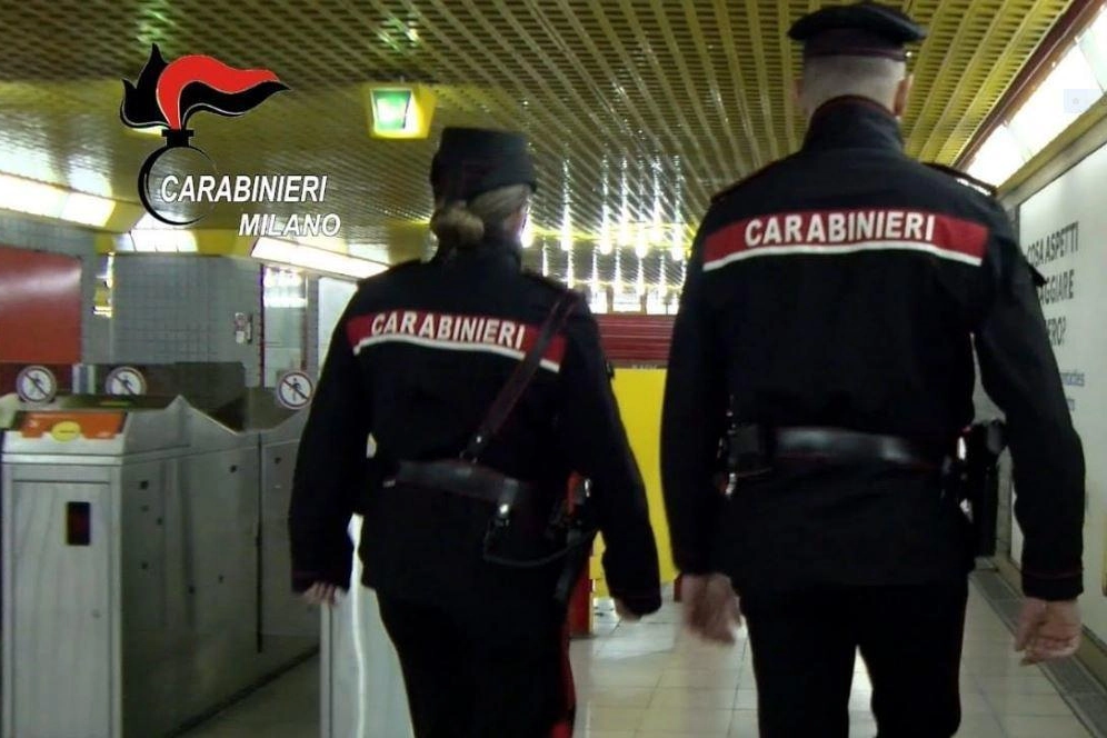 Carabinieri nella metropolitana di Milano