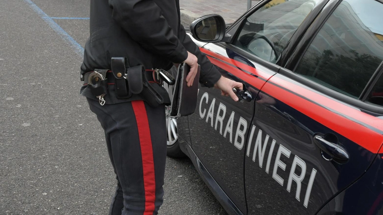 Non doveva essere lì, ma c’era e adesso passerà altri guai. Un uomo di 52 anni di Cremona è stato...