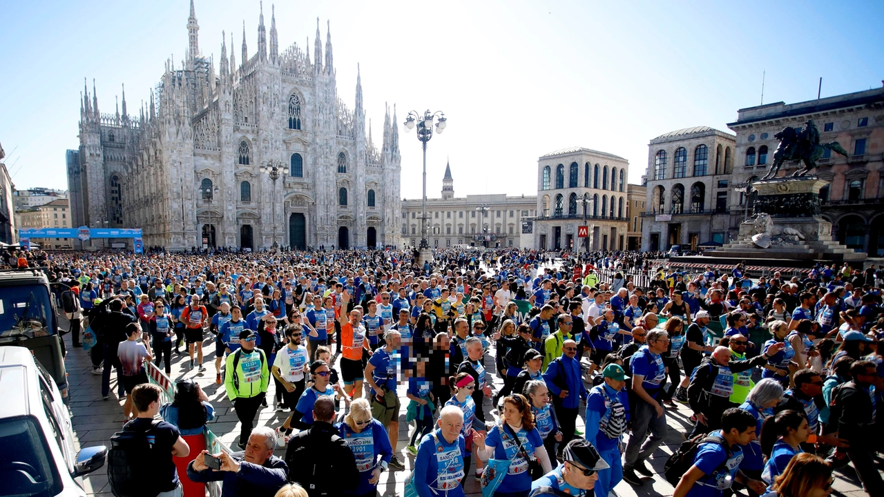 La partenza della Stramilano 2024 in piazza Duomo a Milano, 24 marzo 2024