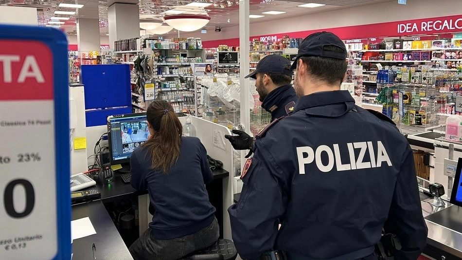 La polizia mentre guarda i filmati in negozio