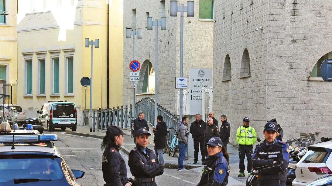 Bergamo, l’allarme alle 9.30. Solo alle 13, dopo accurati controlli, il ritorno alla normalità .