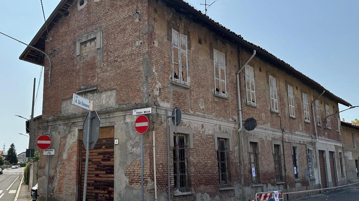 A Villa Cortese, crollo parziale di un caseggiato fatiscente causa blocco circolazione e transennamento. Nessun ferito, ma necessario valutare la sicurezza degli edifici rimasti.