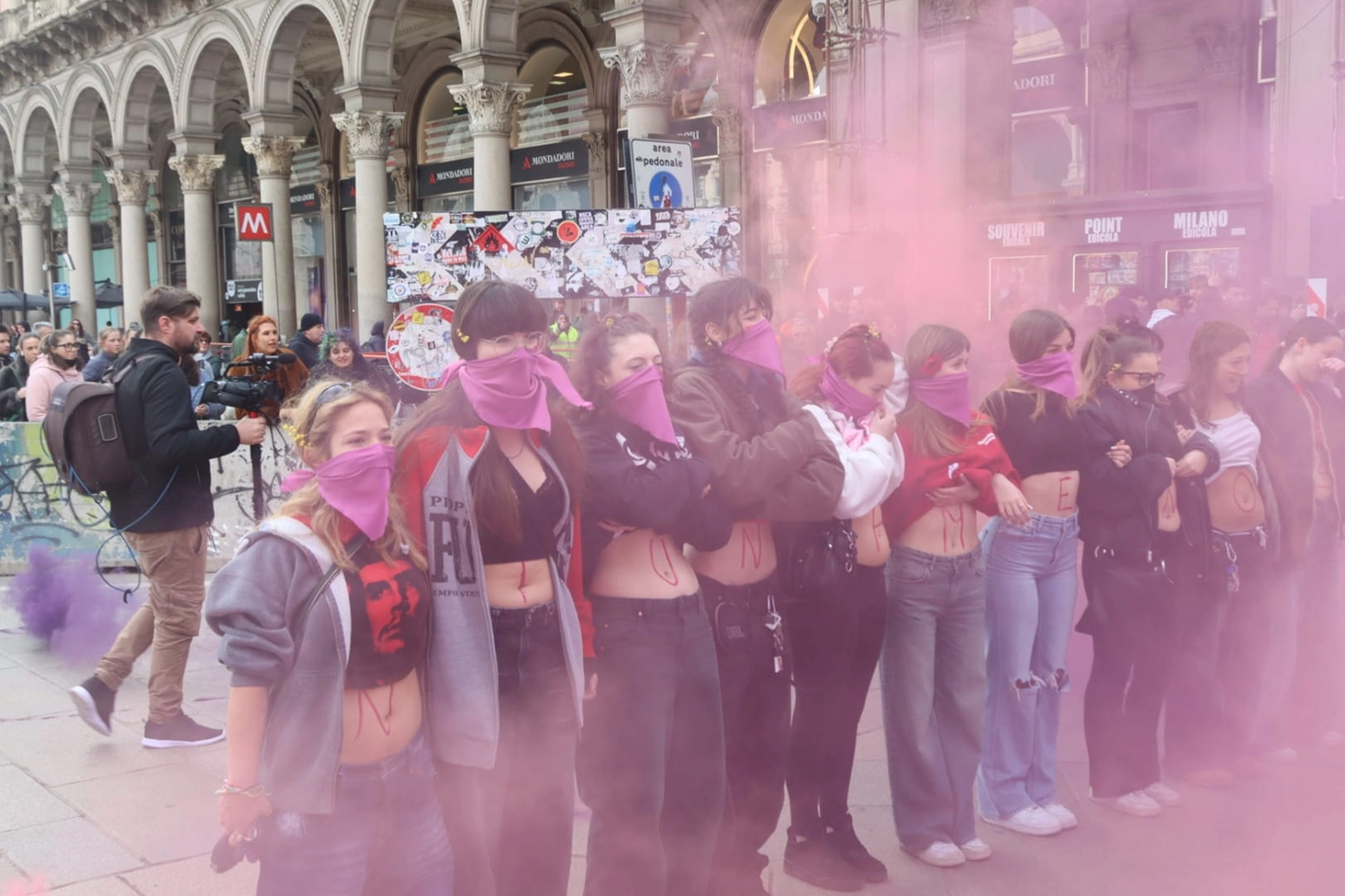 Alcune manifestanti in piazza Duomo