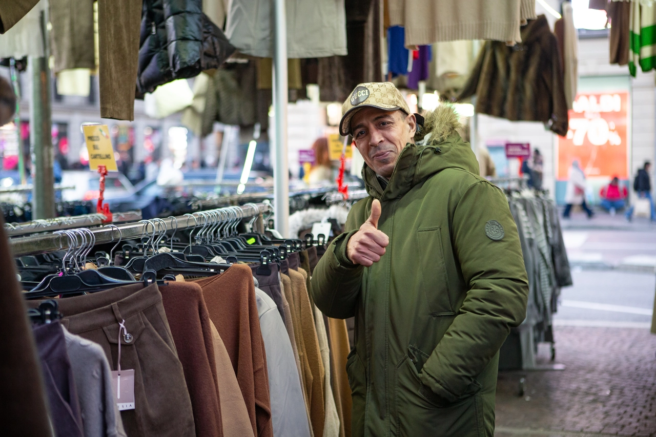 Anche le bancarelle in strada e nei mercati sono ovviamente coinvolte dai saldi. Jamal ne gestisce una in piazza Lima