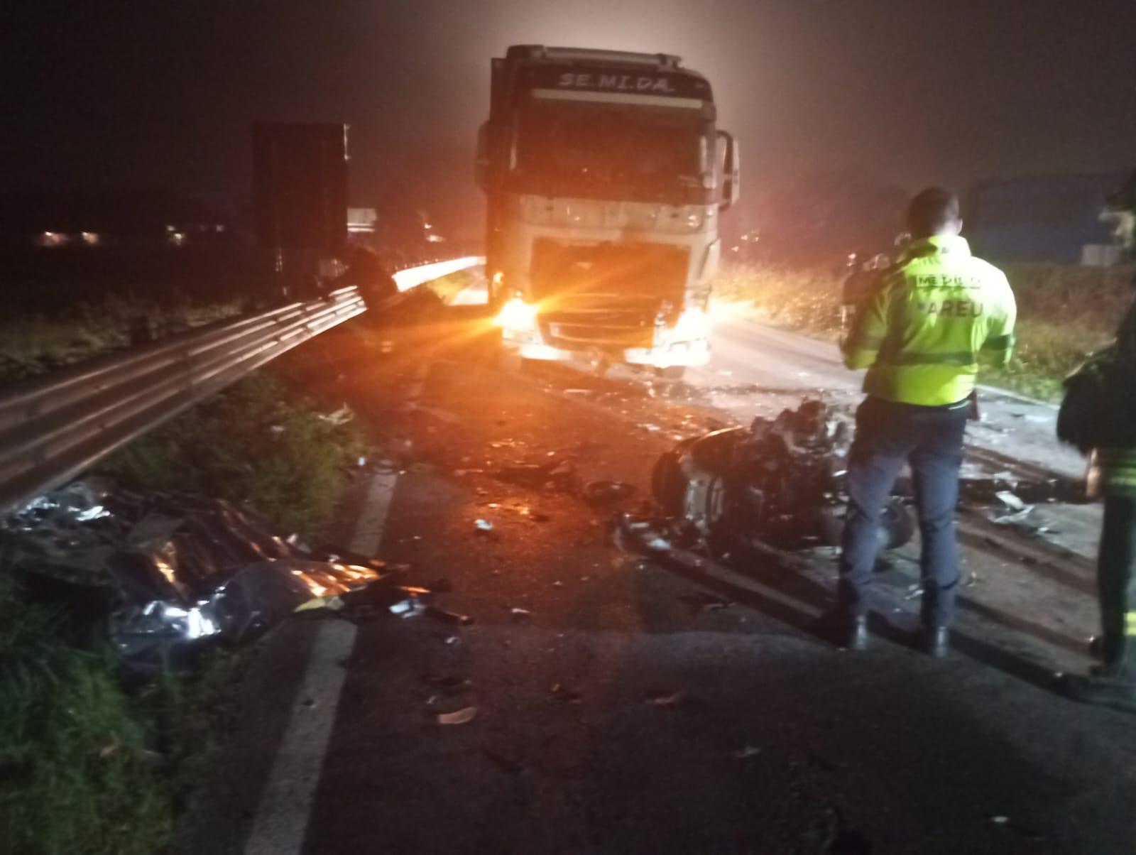 Siziano, incidente nelle notte tra moto e tir: morto 35enne