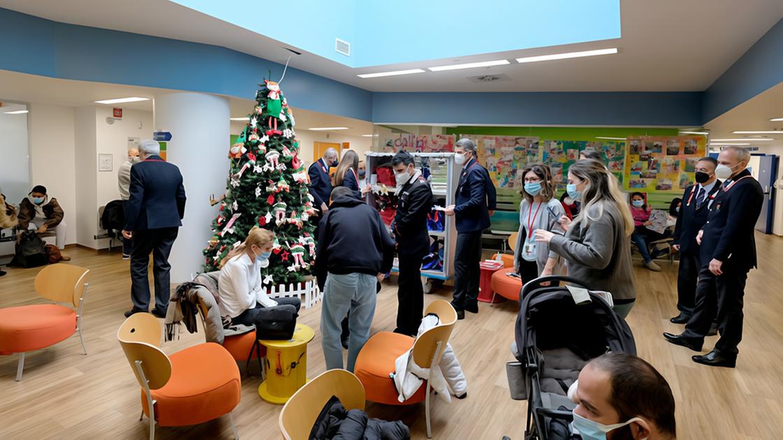 Sotto l’albero di Natale. Tazze, candele e dolci per aiutare chi soffre