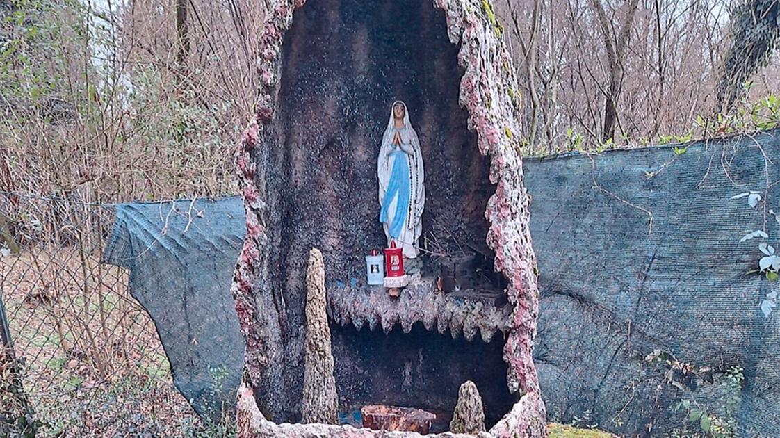 “La Madonnina nel bosco va demolita”. Il Comune di Briosco non arretra e i fedeli organizzano veglie di preghiera e Rosari