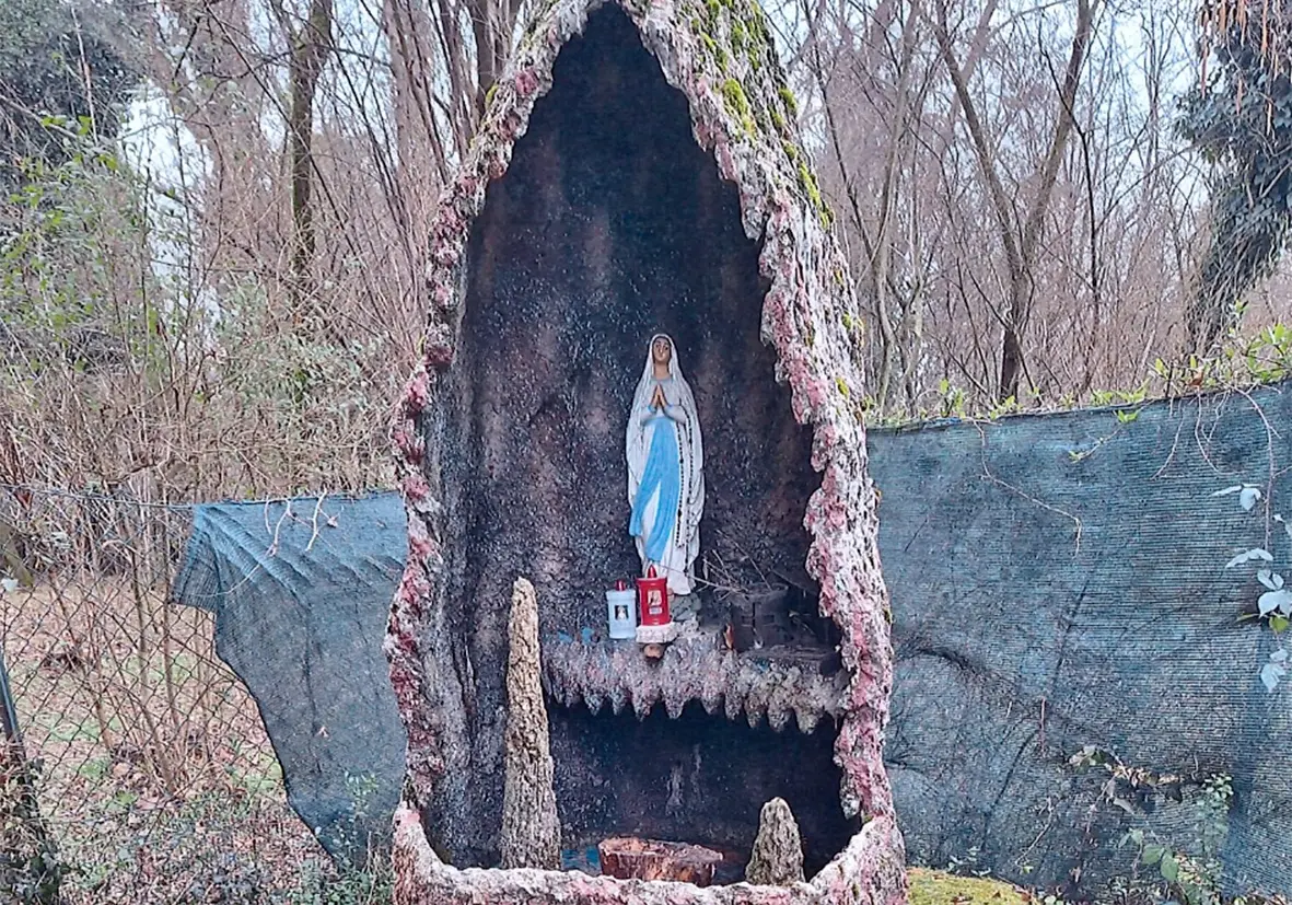 “La Madonnina nel bosco va demolita”. Il Comune di Briosco non arretra e i fedeli organizzano veglie di preghiera e Rosari