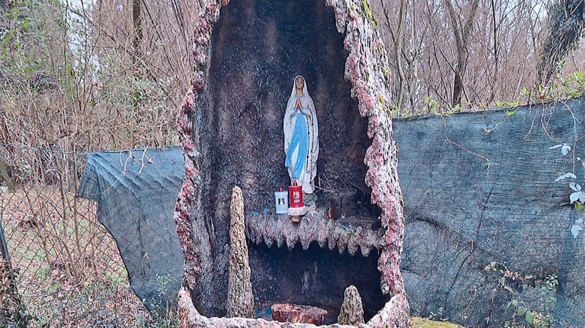 La piccola grotta con la statua della Madonna cara ai fedeli di Briosco