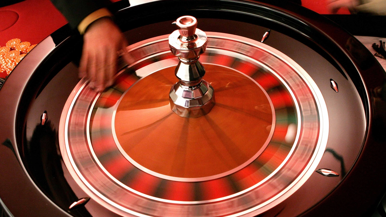 Croupier al casinò (Foto archivio)