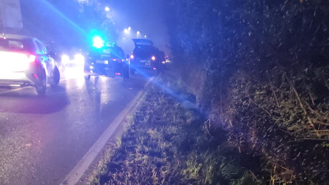 Camminano al buio lungo la provinciale 234 e vengono travolti da un’auto: due feriti