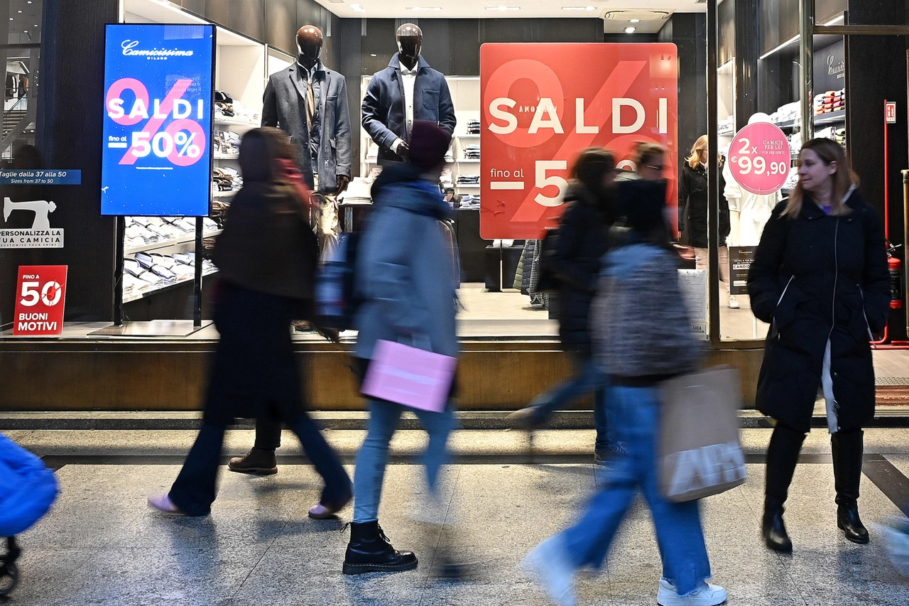 Folla nei negozi e nelle vie del centro a caccia della grande occasione