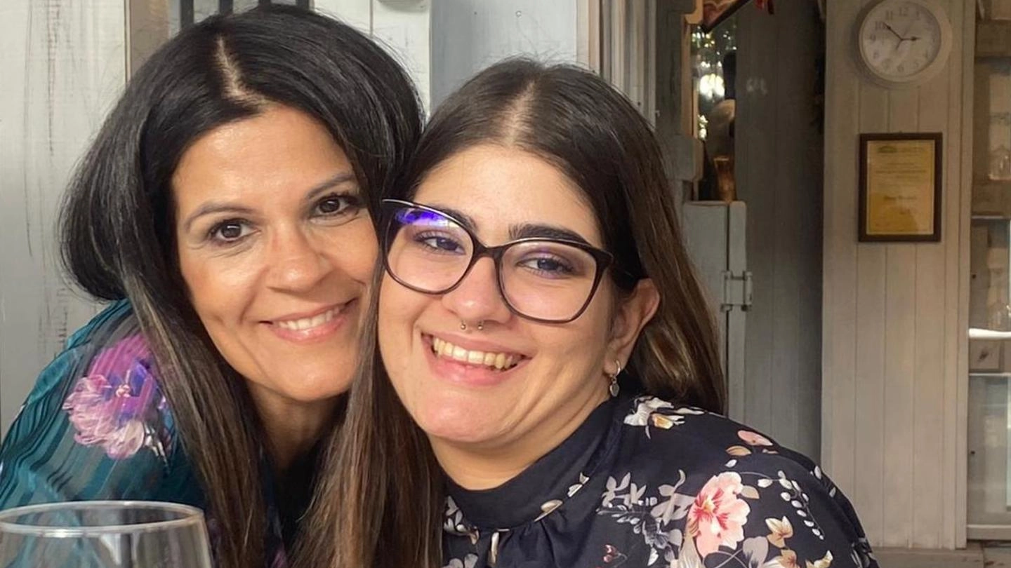 Alessia con la mamma Katia Aracri. Oggi ha 24 anni. Nel 2015 le è stata diagnosticata la atassia di Friedreich