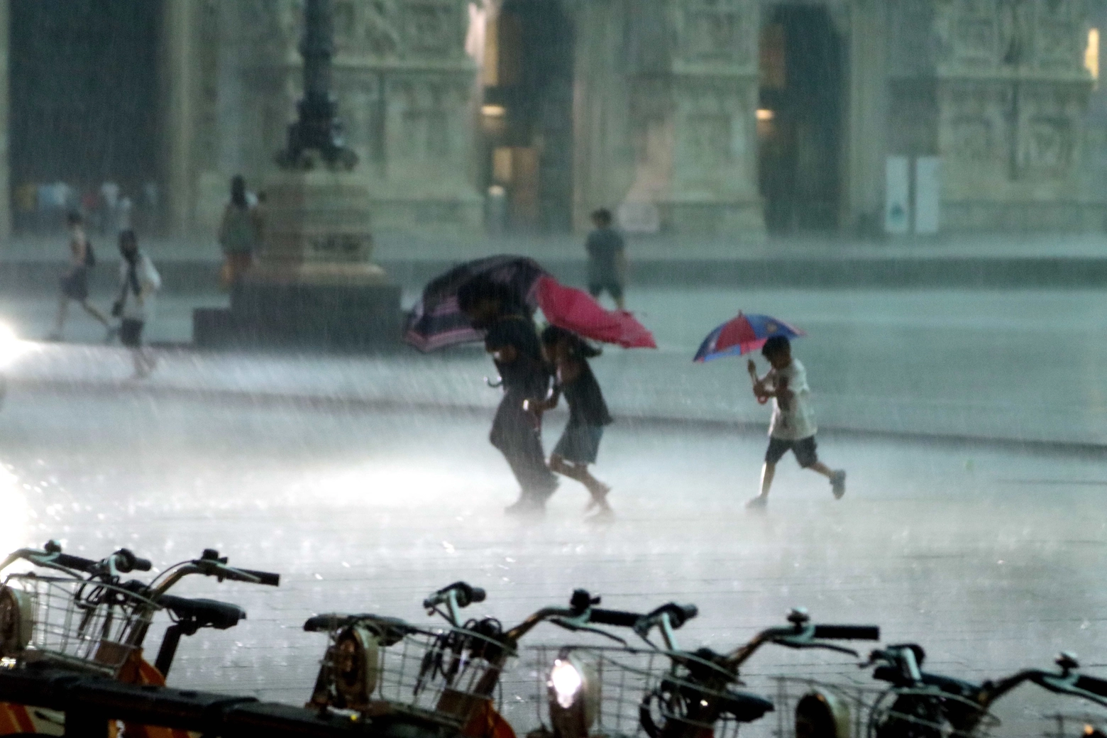 Milano, maltempo in piazza Duomo