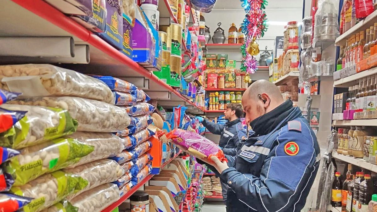 Blitz della Polizia Locale del Distretto della Bassa Bergamasca Orientale in due supermercati di Romano di Lombardia. Gli agenti del...