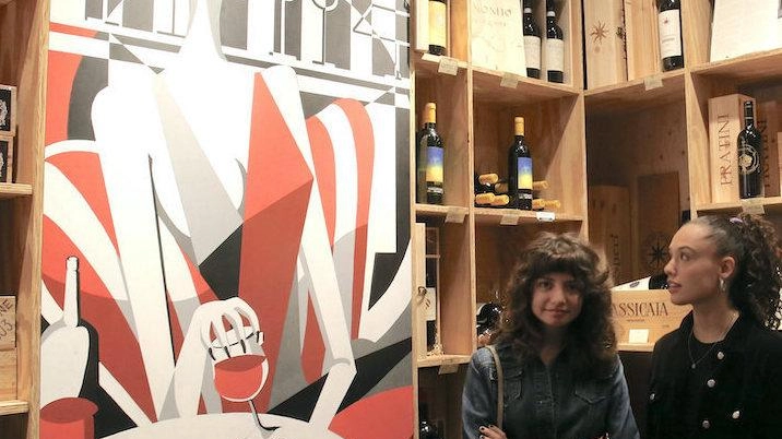 Il liceo artistico Nanni Valentini di Monza collabora con l'Enoteca Meregalli per rinnovare l'ambiente con disegni degli studenti, legati al tema del vino e del territorio. I lavori selezionati sono esposti in enoteca, promuovendo l'arte locale.