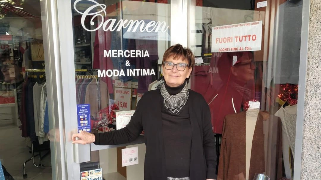 Carmen Garavaglia ha chiuso il negozio di merceria e moda intima dopo quasi cinquant’anni di attività