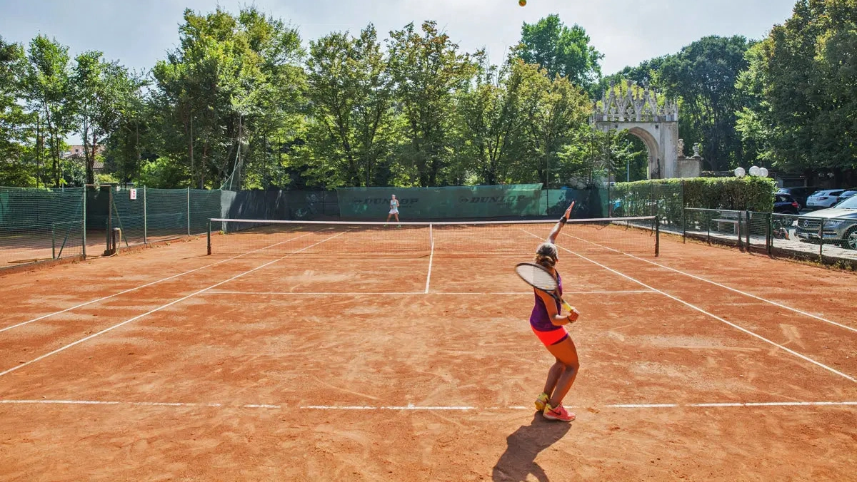 Un campo in terra battuta del Tennis Club Villa Reale (Big Five)