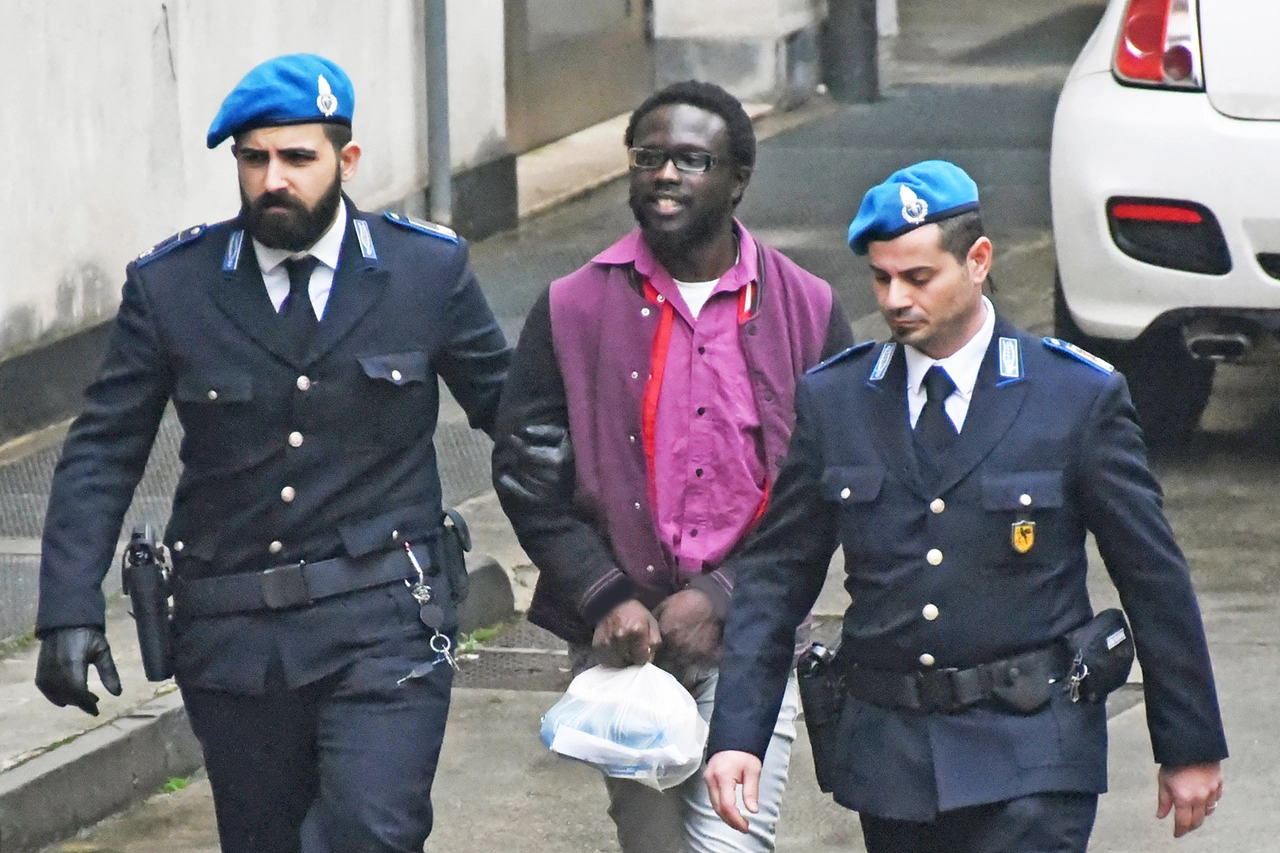 Moussa Sangare, 31 anni, mentre viene condotto in tribunale per l'udienza