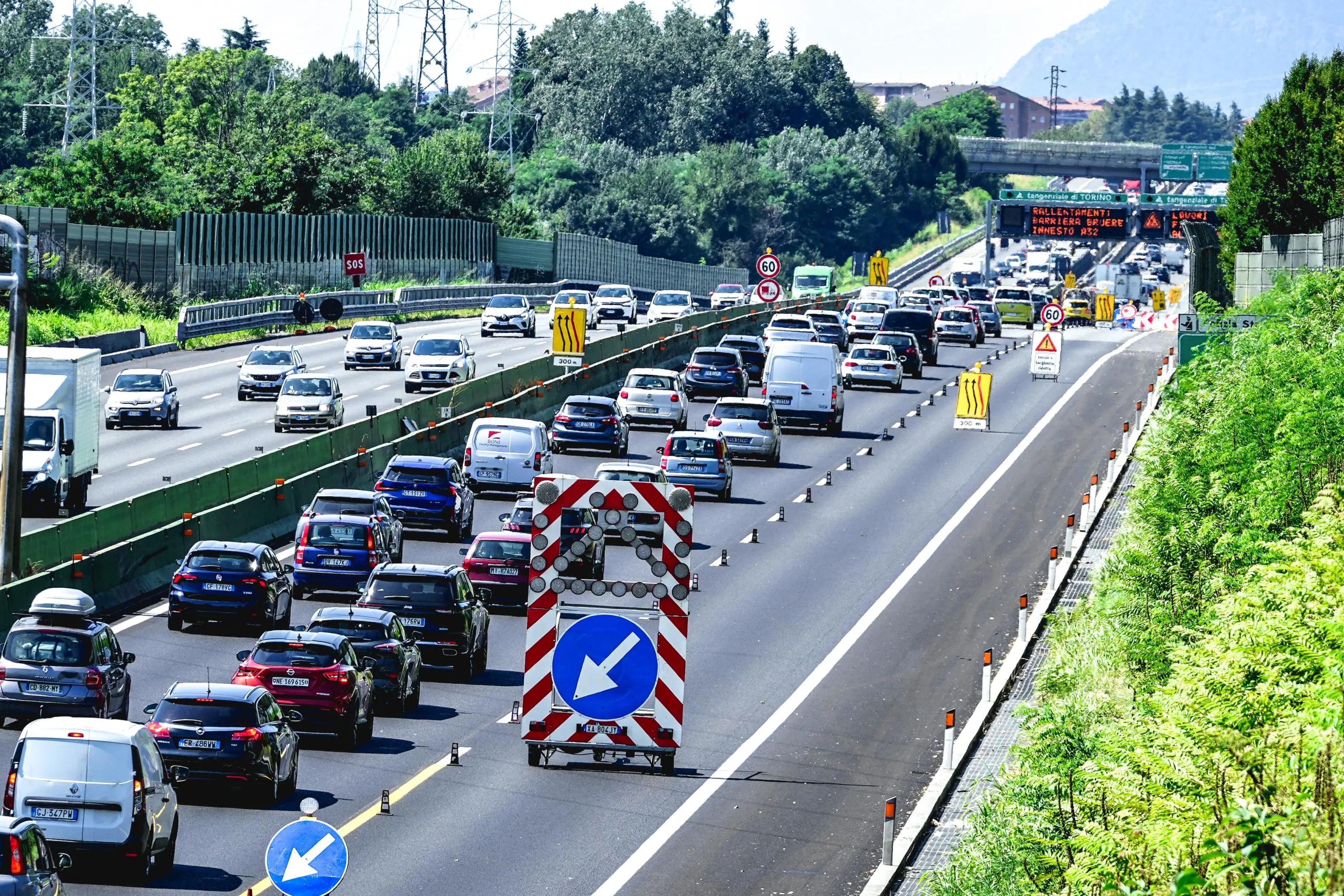 Milano, traffico intenso anche nel giorno di Natale: code su autostrade e tangenziale