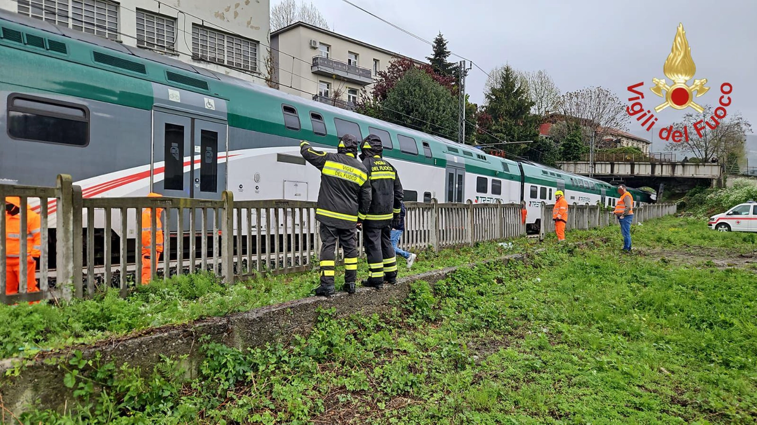 Como, giornata da incubo. Albero paralizza il traffico. Treno bloccato dal black-out