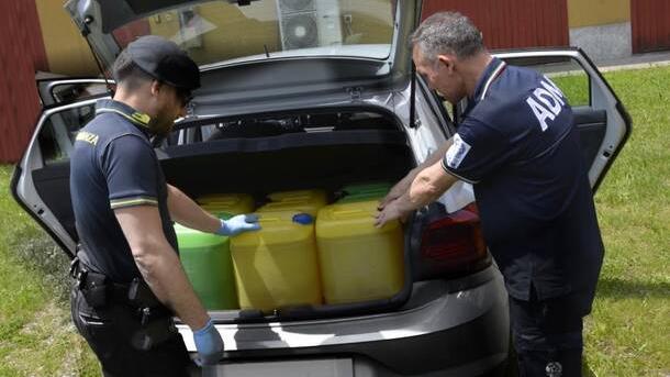 Contrabbando, al valico di Zenna sequestrati 140 litri di gasolio