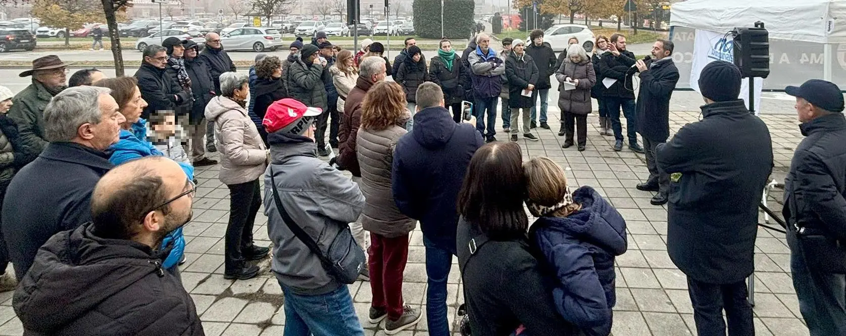 Buccinasco, i cittadini protestano per la M4: "Va potenziata anche la linea 351"