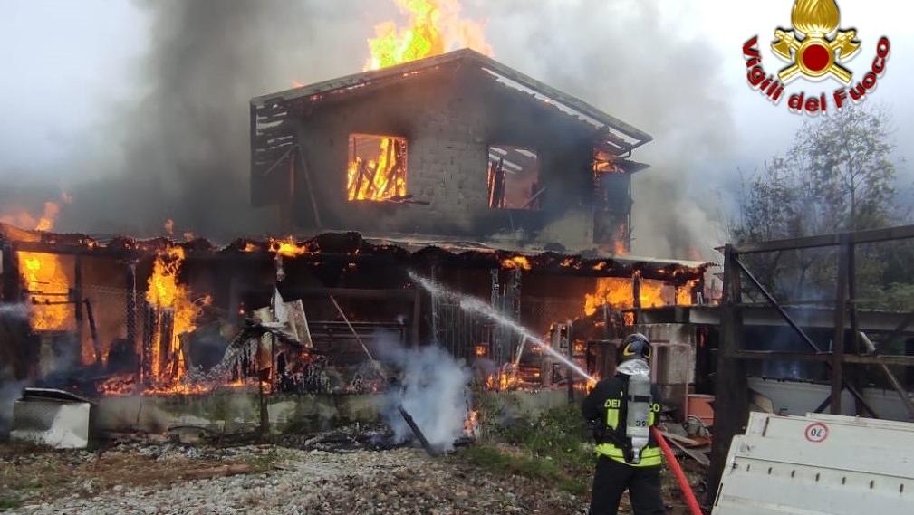 Incendio a Piantedo, capannone con animali prende fuoco: in ospedale il proprietario