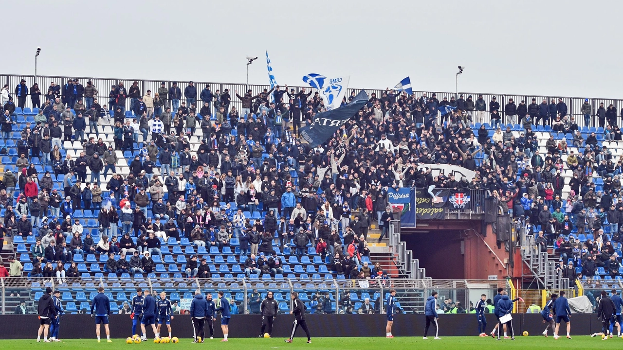 I tifosi del Como sostengono la squadra con passione nella curva dello Stadio Sinigaglia