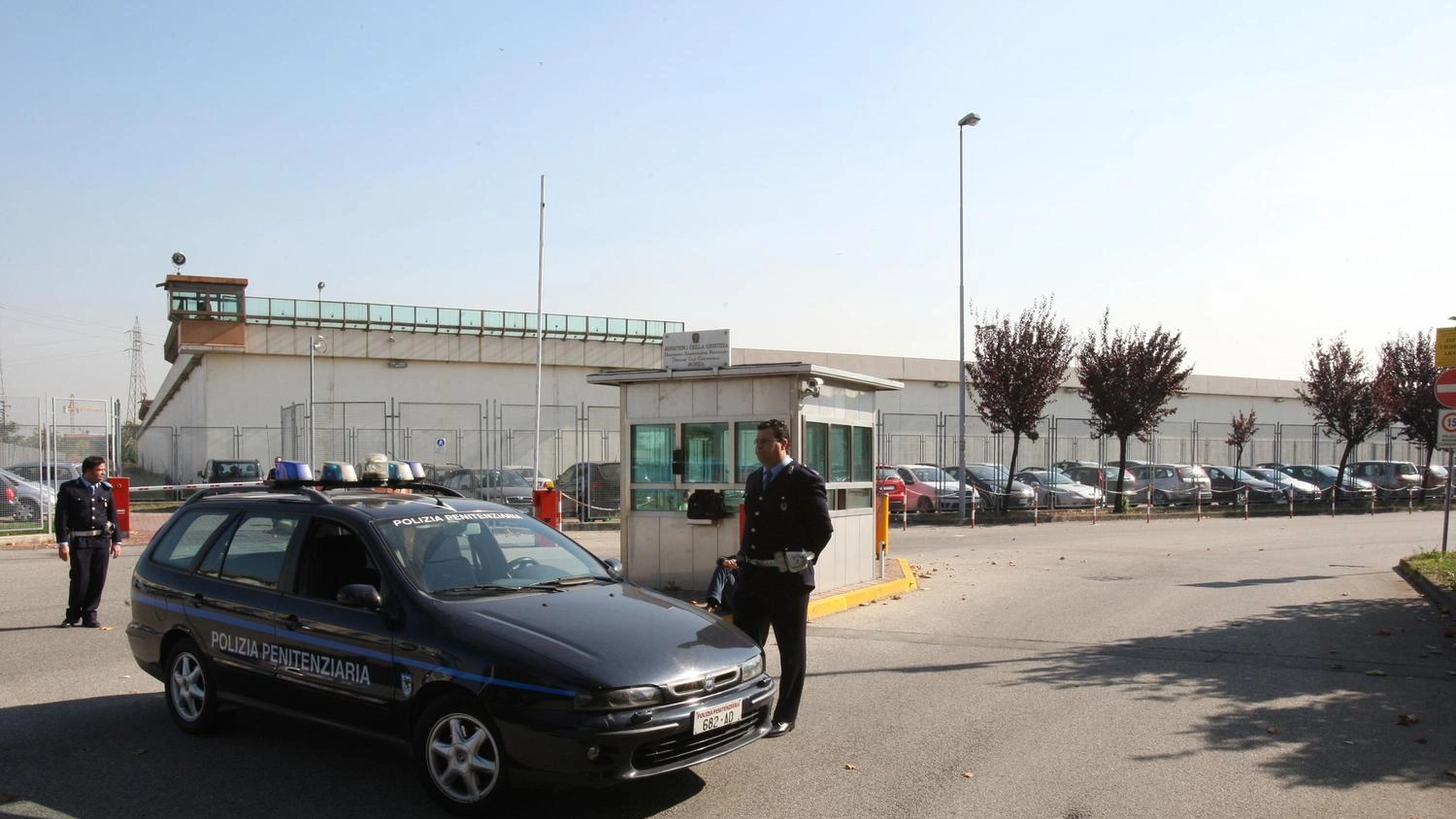 "Rinforzi e il taser per difenderci". L’appello degli agenti del carcere