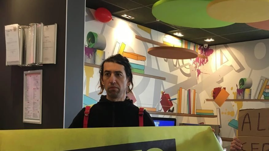 Varese, protesta al McDonald’s di via Bolchini: "Salari bassi e cibo processato"