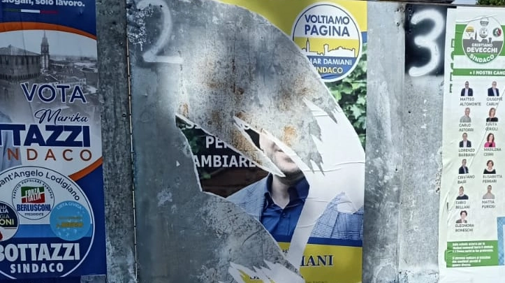 I manifesti elettorali vandalizzati nelle vie di Sant'Angelo Lodigiano