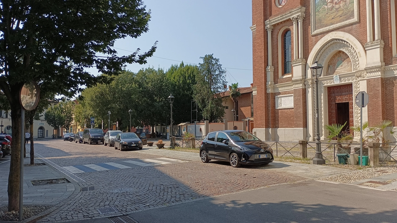 Terno d'Isola, la piazza dove sarebbe stato visto l'uomo poi scomparso da settimane