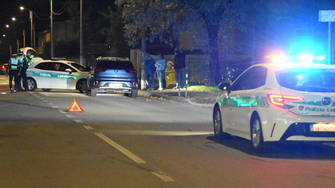 Travolto e ucciso mentre attraversa la strada a Pavia: sotto accusa i nuovi lampioni led