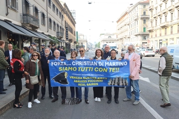 Milano, ondata di sostegno per Christian Di Martino: cori e striscioni a Porta Venezia