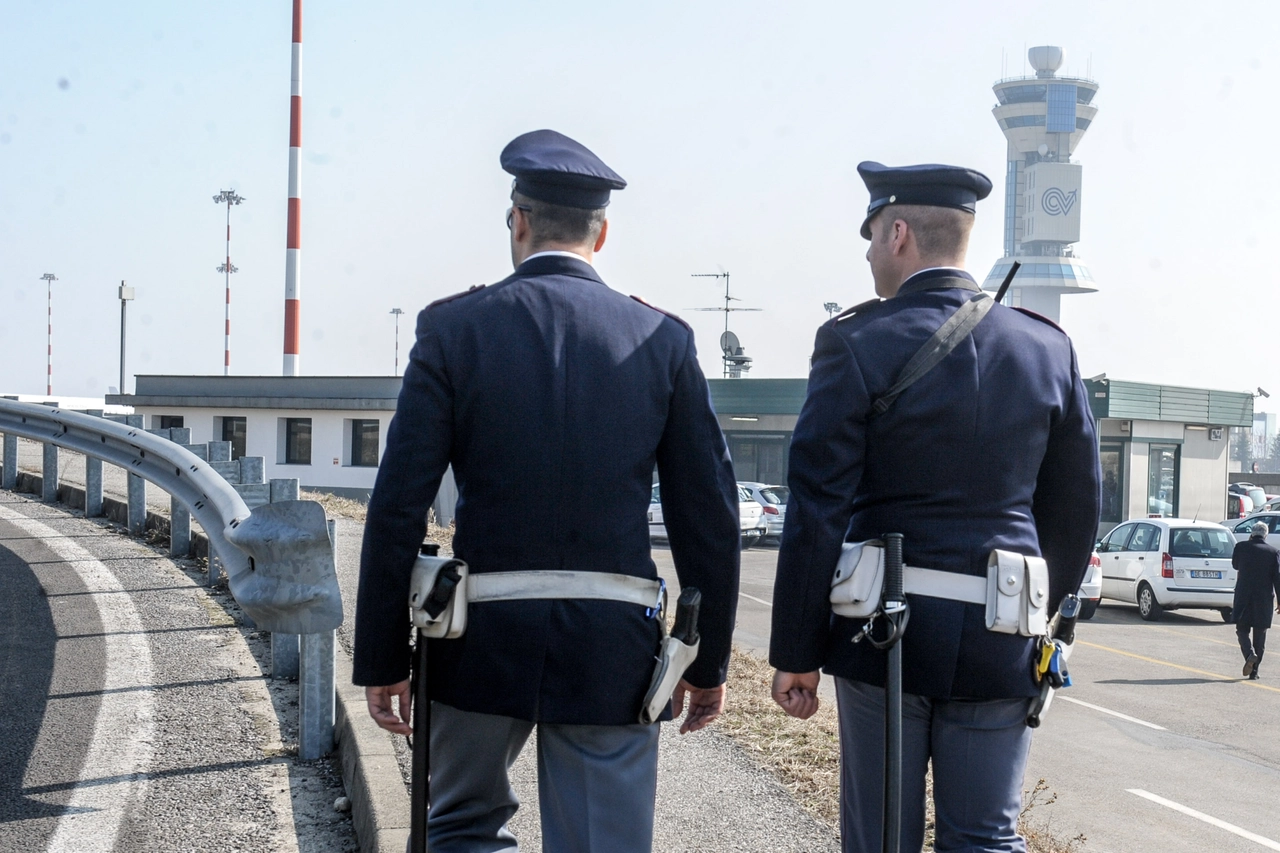 Polizia in azione a Malpensa  