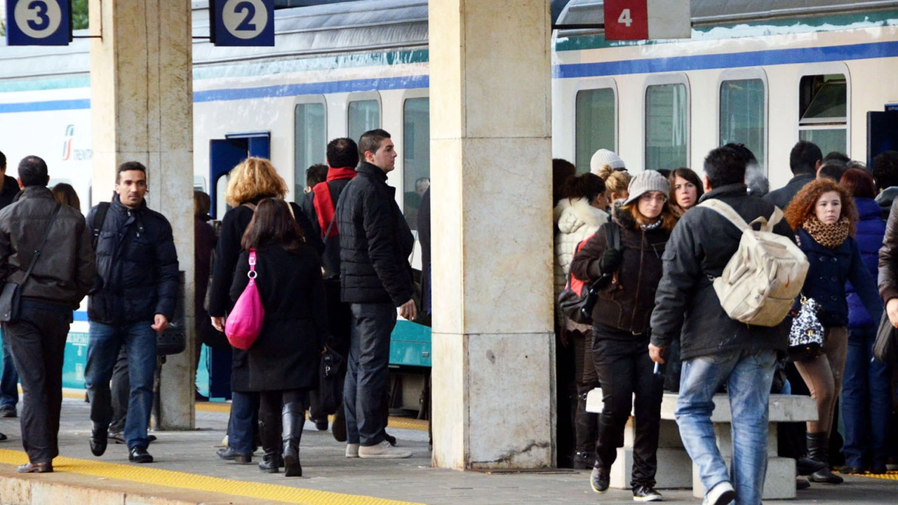 Pendolari sulla linea ferroviaria Milano-Tirano