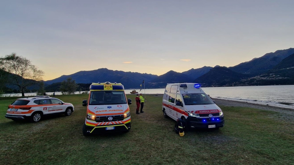 I soccorritori sulle rive del lago di Como a Colico