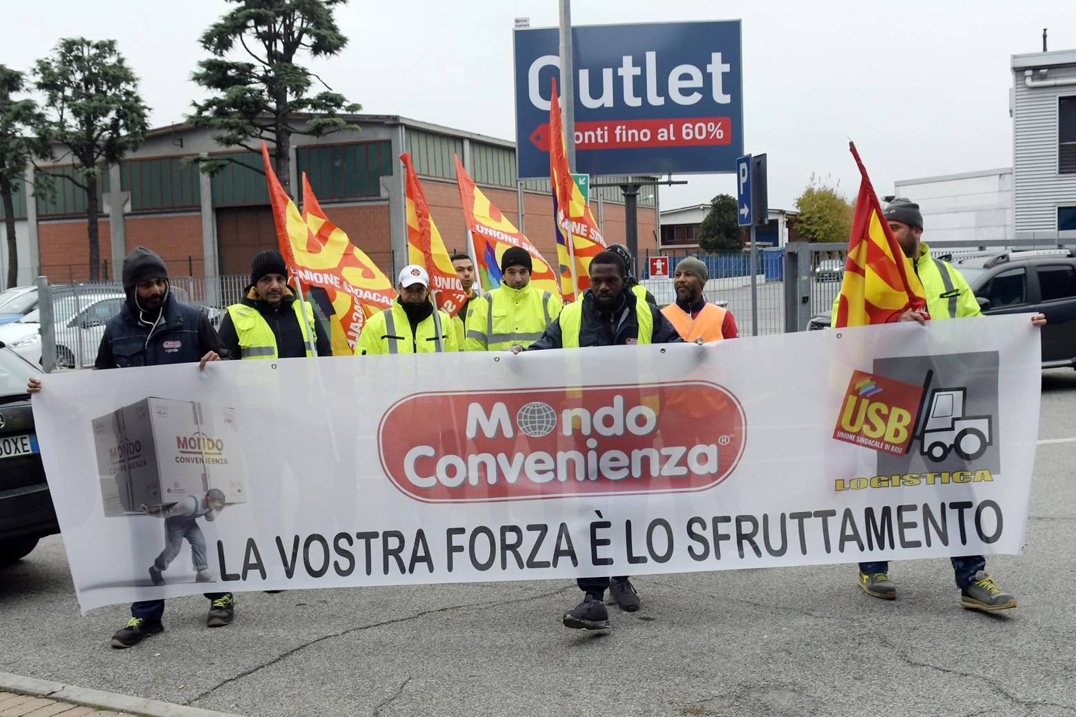 La protesta del sindacato di base Usb questo pomeriggio all'esterno di Mondo Convenienza